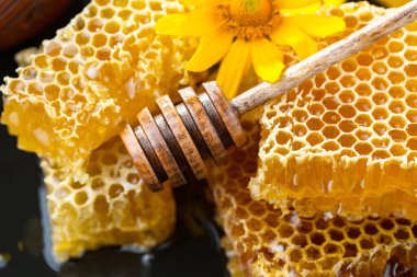 Arı balı kavanozda, çiçekli, eski arka planda..