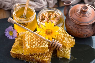 Arı balı kavanozda, çiçekli, eski arka planda..