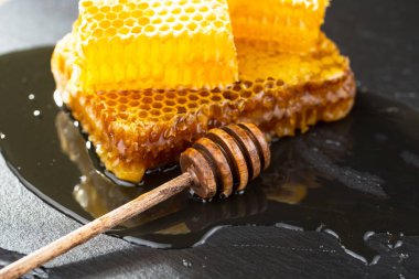 Arı balı kavanozda, çiçekli, eski arka planda..