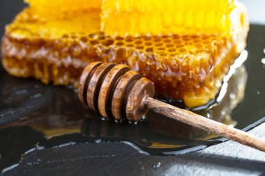 Arı balı kavanozda, çiçekli, eski arka planda..