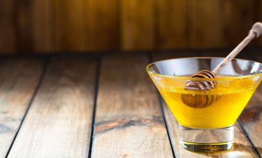 Arı balı kavanozda, çiçekli, eski arka planda..