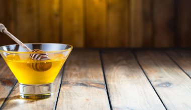 Arı balı kavanozda, çiçekli, eski arka planda..