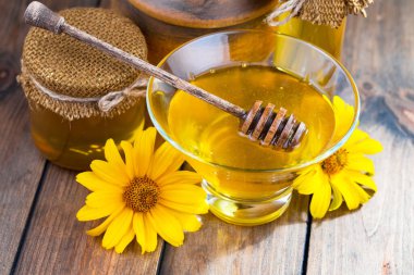 Arı balı kavanozda, çiçekli, eski arka planda..