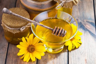 Arı balı kavanozda, çiçekli, eski arka planda..