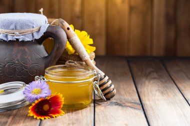 Arı balı kavanozda, çiçekli, eski arka planda..