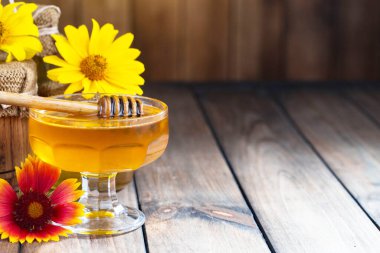 Arı balı kavanozda, çiçekli, eski arka planda..