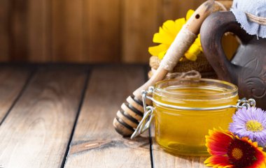 Arı balı kavanozda, çiçekli, eski arka planda..