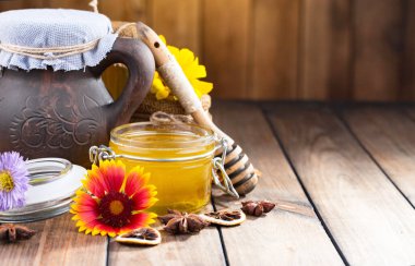 Arı balı kavanozda, çiçekli, eski arka planda..