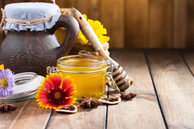 Arı balı kavanozda, çiçekli, eski arka planda..