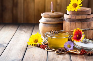 Arı balı kavanozda, çiçekli, eski arka planda..