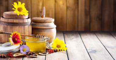 Arı balı kavanozda, çiçekli, eski arka planda..