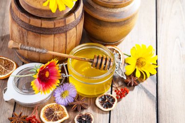 Arı balı kavanozda, çiçekli, eski arka planda..