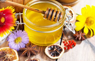 Arı balı kavanozda, çiçekli, eski arka planda..