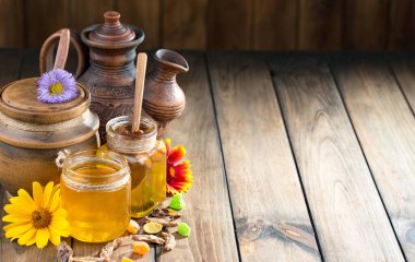 Arı balı kavanozda, çiçekli, eski arka planda..