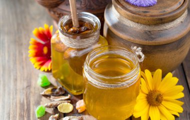 Arı balı kavanozda, çiçekli, eski arka planda..