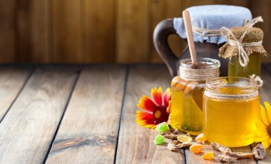 Arı balı kavanozda, çiçekli, eski arka planda..