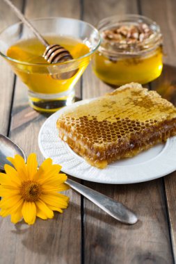 Arı balı kavanozda, çiçekli, eski arka planda..