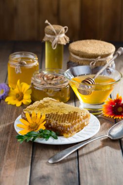 Arı balı kavanozda, çiçekli, eski arka planda..