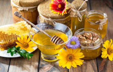 Arı balı kavanozda, çiçekli, eski arka planda..