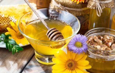 Arı balı kavanozda, çiçekli, eski arka planda..