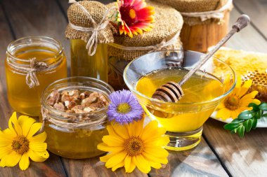 Arı balı kavanozda, çiçekli, eski arka planda..