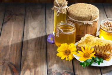 Arı balı kavanozda, çiçekli, eski arka planda..