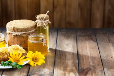 Arı balı kavanozda, çiçekli, eski arka planda..