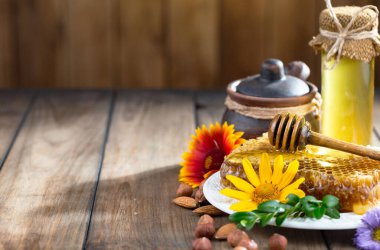 Arı balı kavanozda, çiçekli, eski arka planda..