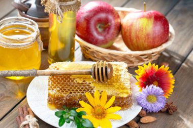 Arı balı kavanozda, çiçekli, eski arka planda..