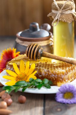 Arı balı kavanozda, çiçekli, eski arka planda..