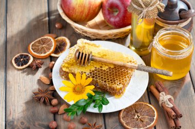 Arı balı kavanozda, çiçekli, eski arka planda..