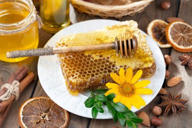 Arı balı kavanozda, çiçekli, eski arka planda..