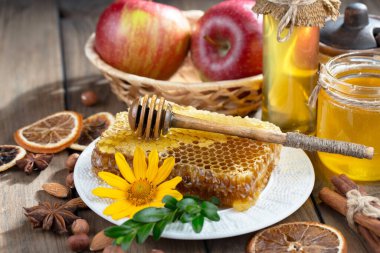 Arı balı kavanozda, çiçekli, eski arka planda..