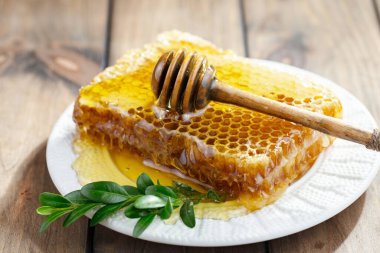 Arı balı kavanozda, çiçekli, eski arka planda..