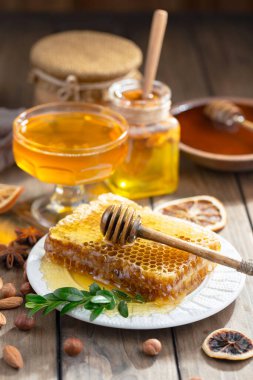 Arı balı kavanozda, çiçekli, eski arka planda..