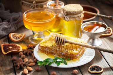 Arı balı kavanozda, çiçekli, eski arka planda..