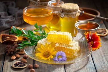 Arı balı kavanozda, çiçekli, eski arka planda..