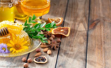 Arı balı kavanozda, çiçekli, eski arka planda..