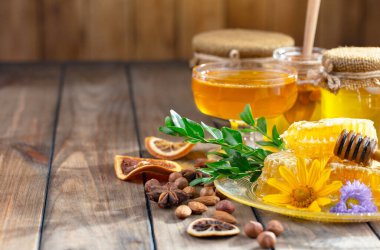 Arı balı kavanozda, çiçekli, eski arka planda..