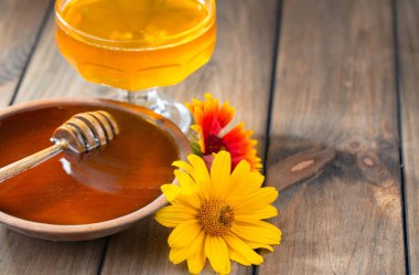 Arı balı kavanozda, çiçekli, eski arka planda..