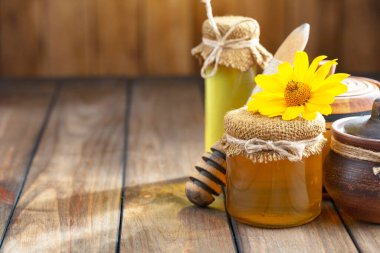 Arı balı kavanozda, çiçekli, eski arka planda..