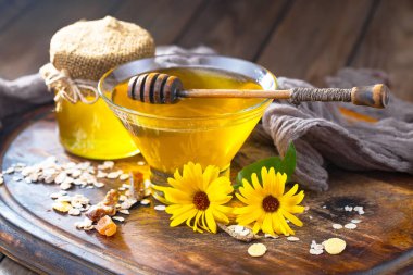 Arı balı kavanozda, çiçekli, eski arka planda..