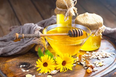 Arı balı kavanozda, çiçekli, eski arka planda..