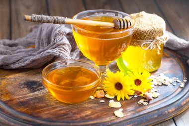 Arı balı kavanozda, çiçekli, eski arka planda..