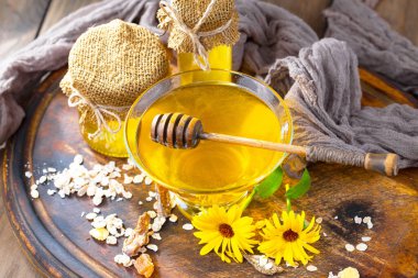 Arı balı kavanozda, çiçekli, eski arka planda..