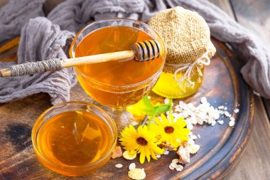 Arı balı kavanozda, çiçekli, eski arka planda..