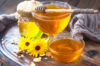 Arı balı kavanozda, çiçekli, eski arka planda..