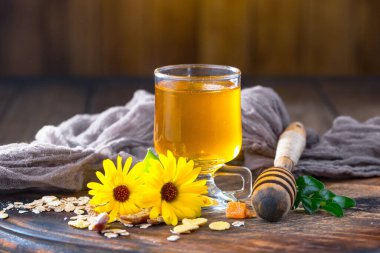 Arı balı kavanozda, çiçekli, eski arka planda..