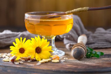 Arı balı kavanozda, çiçekli, eski arka planda..