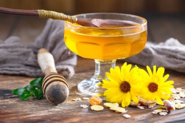 Arı balı kavanozda, çiçekli, eski arka planda..